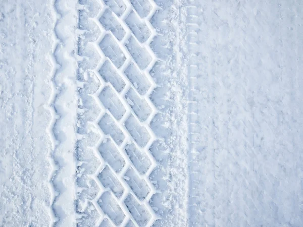 雪の中で車のタイヤトラック — ストック写真