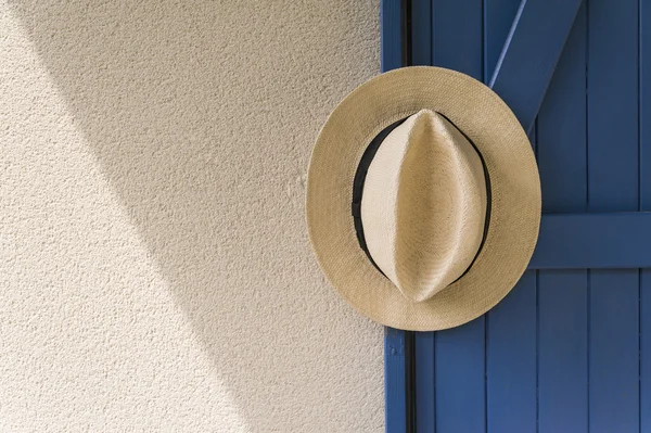 Панамская шляпа на голубой двери Стоковое Изображение