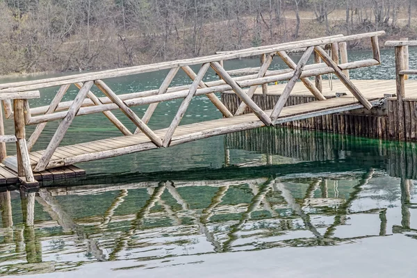 Ahşap bir asma köprü — Stok fotoğraf