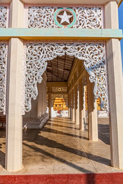 O Pagode de Shwezigon — Fotografia de Stock