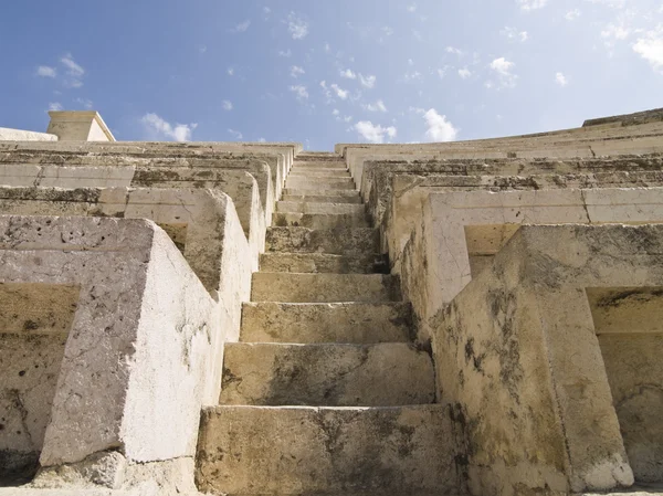 Treppen in den Himmel. Detail des römischen Amphitheaters in Amman, Jordanien — Stockfoto