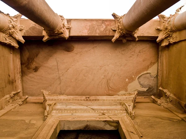 Schatkist tempel detail in petra — Stockfoto