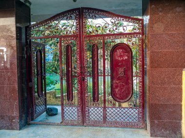 küçük tapınak üzerinde kırmızı metal kapılar