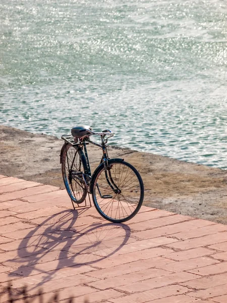 自転車と神聖なガンジス川 — ストック写真