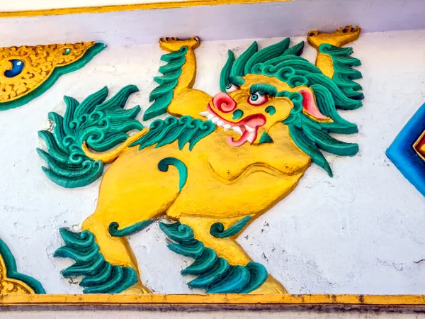 Figure of the Yellow dragon on the altar — Stock Photo, Image