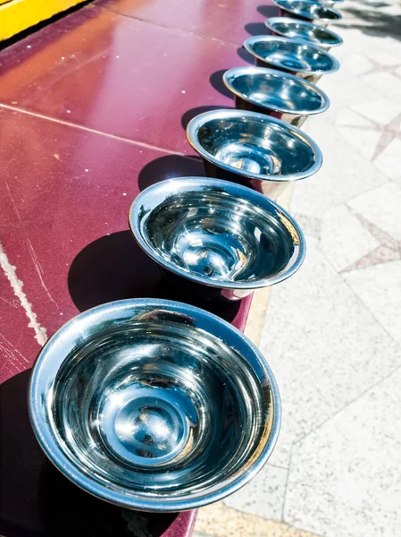 Prayer silver bowls in the row, Dharmshala — Stock Photo, Image