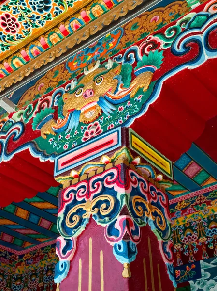 Dragon detail bij de ingang van de tempel — Stockfoto