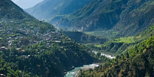 Panorama-view van de chamba en rivier ravi — Stockfoto