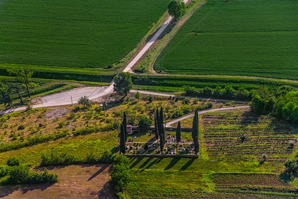 Hřbitov v poli — Stock fotografie