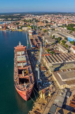 Eski tersaneli Pula Panoraması