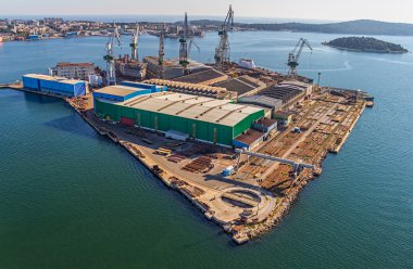 Eski tersaneli Pula Panoraması