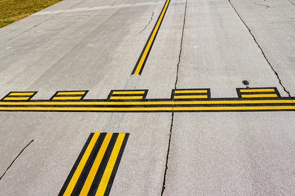 Airport stop lines — Stock Photo, Image