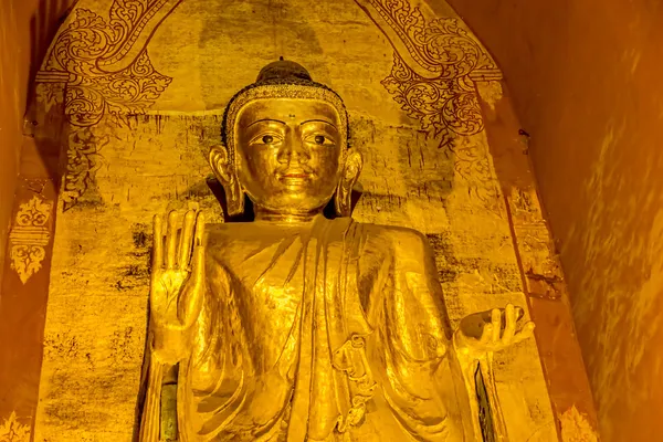 Buddha in piedi "Gotama mbH", affaccio ad ovest — Foto Stock