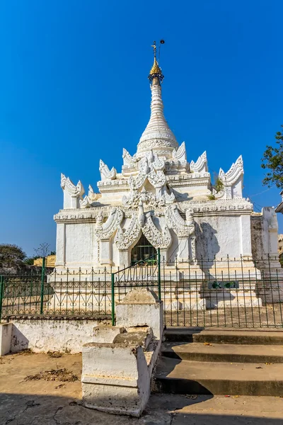 Weiße Stupa — Stockfoto