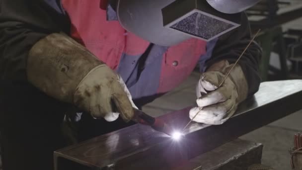 Welder in action — Stock Video