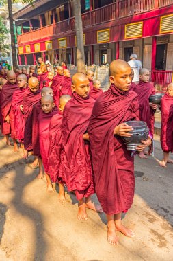 Budist acemiler mandalay içinde