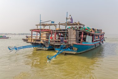 Irrawaddi nehrinde nakliye gemileri