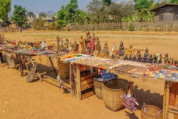 Straßenmarkt mit Souvenirs — Stockfoto