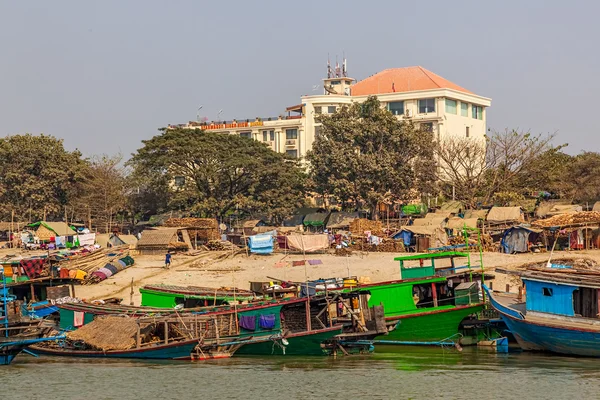 Транспортные суда на реке Иравадди — стоковое фото