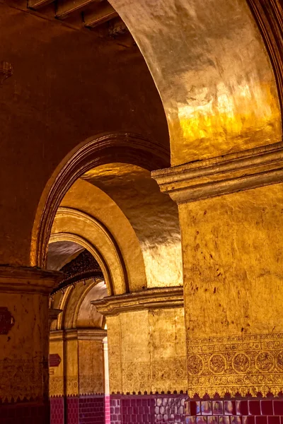 Mahamuni Buda Templo detalhes arco — Fotografia de Stock