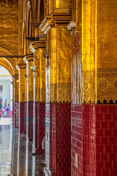 Mahamuni buddha tempel kolom detail — Stockfoto