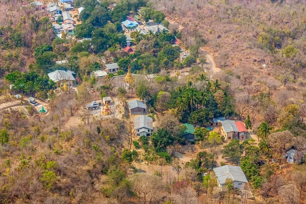 Mount popa weergave naar het dorp — Stockfoto