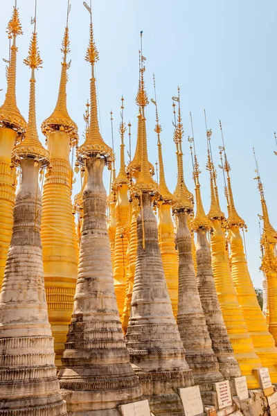 Indein, Inle Lake, pagodes renovados — Fotografia de Stock