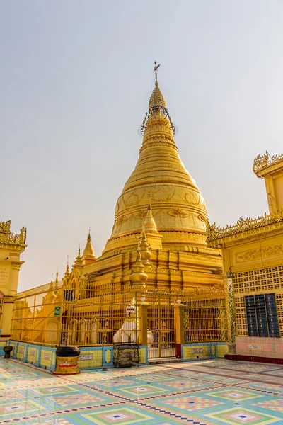 Złota pagoda na wzgórzu sagaing — Zdjęcie stockowe