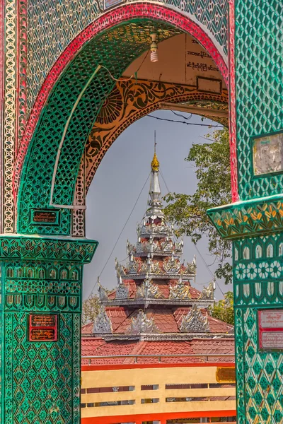 Inscriptions et décoration mosaïque, Mandalay Hill — Photo