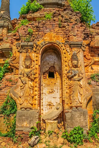 Starobylé pagoda vchod, indein, jezero inle — Stock fotografie