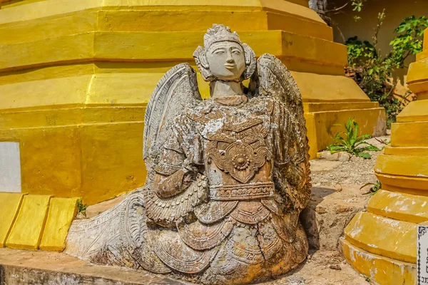 Förstörda staty i indein, inle lake — Stockfoto