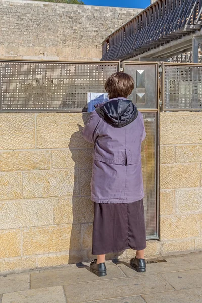 Mulher orando fora do Muro das Lamentações — Fotografia de Stock