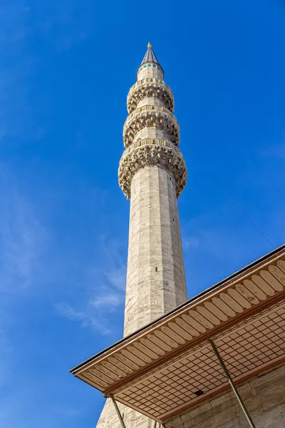 新 (yeni 工业部长会议) 清真寺宣礼塔 — 图库照片