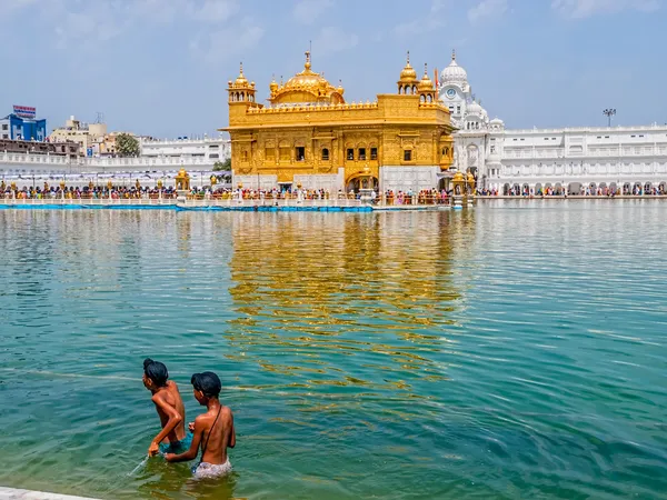 Twee sikh jongens op gouden tempel — Stockfoto