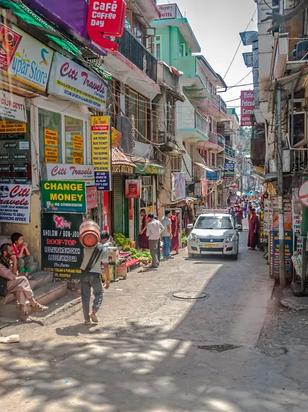 Dharamsala içinde dar sokak — Stok fotoğraf