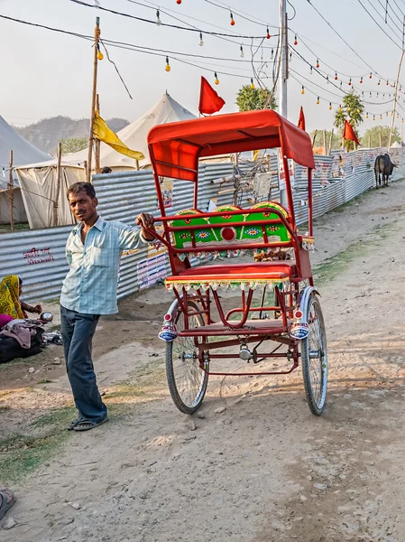 Ricksha driver at Kumbh Mela — Stock Photo, Image