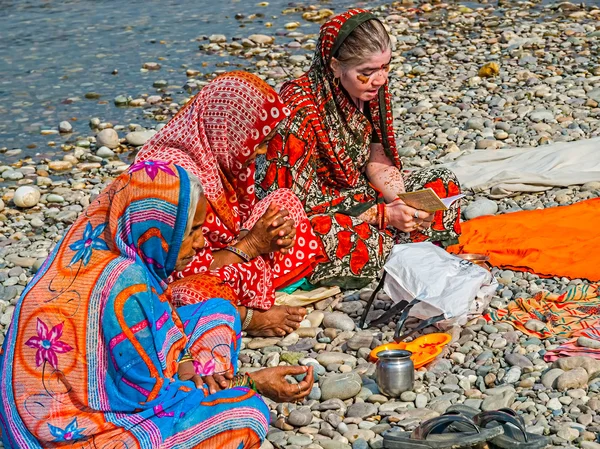 Hinduiska damer på kumbh mela — Stockfoto