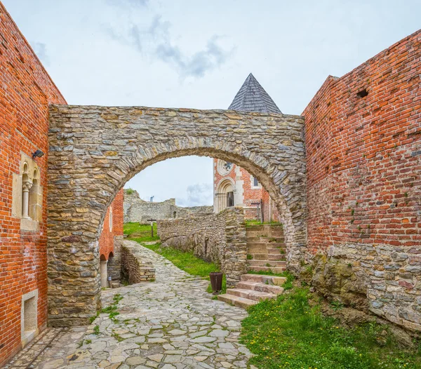 礼拝堂と medvedgrad 城の壁 — ストック写真