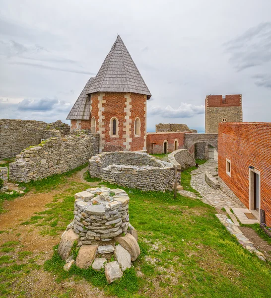 Каплиця і стіни на medvedgrad замок — стокове фото