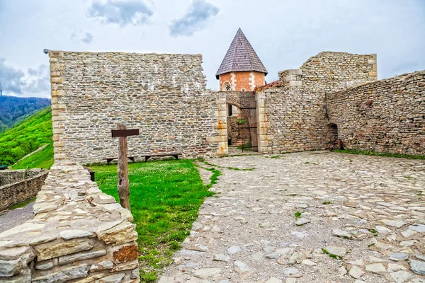 Capilla y murallas en el castillo de Medvedgrad — Foto de Stock