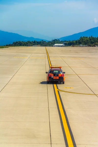 Volg mij luchthaven auto — Stockfoto