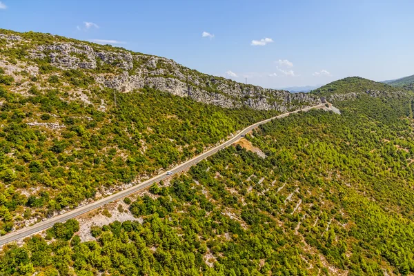 Szoros út keresztül a macchia táj — Stock Fotó