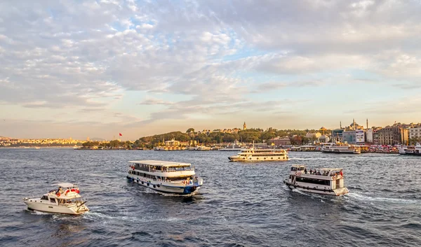 Turist båtar i istanbul — Stockfoto