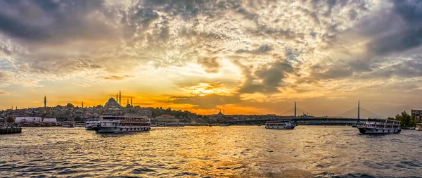 Istanbul golden horn bij zonsondergang — Stockfoto