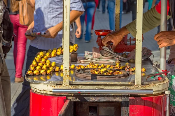 Roasted chestnuts in Istanbul — Stock Photo, Image