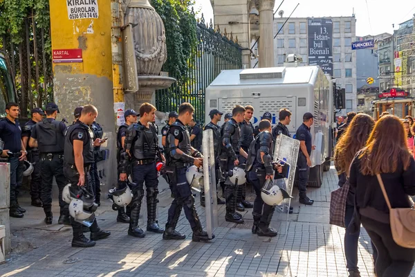 警方在伊斯坦布尔的 istiklal 大道上 — 图库照片