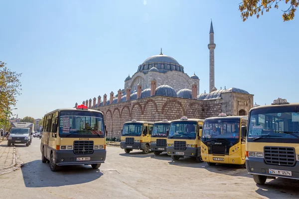 Autobuses urbanos cerca de la mezquita Mihrimah Sultan — Foto de Stock