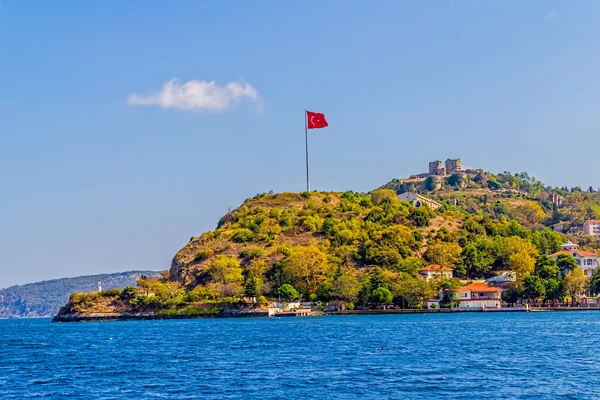 Anadolu Kavagi avec le château de Yoros — Photo