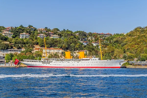 船在伊斯坦布尔贝西克塔斯 — 图库照片