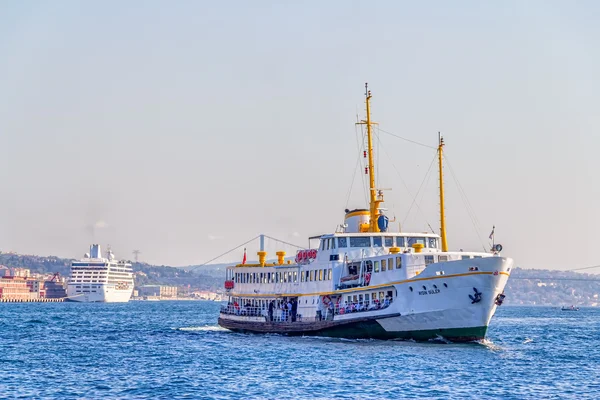 Schiff fährt auf das alte Istanbul zu — Stockfoto